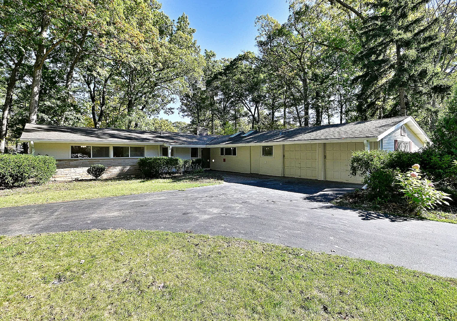 4 bed, 2.5 bath, 2272 sqft, $4,500 — Photo 2