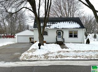 121 7th St SW, Sioux Center, IA 51250