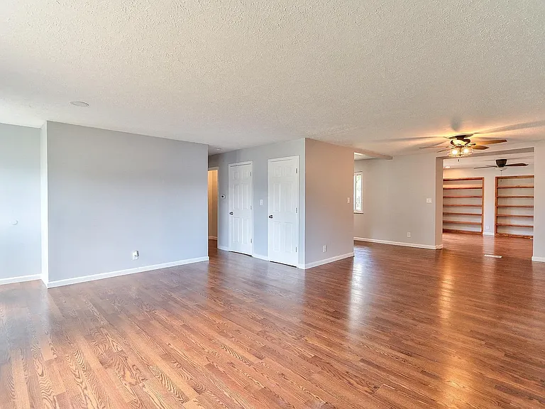 215 E Sycamore St — Photo 23