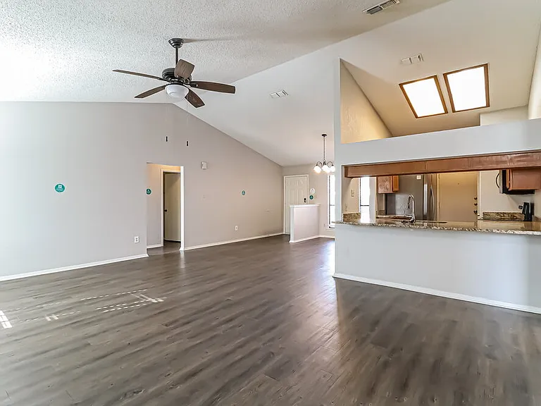 2917 Highlawn Ter — Photo 5