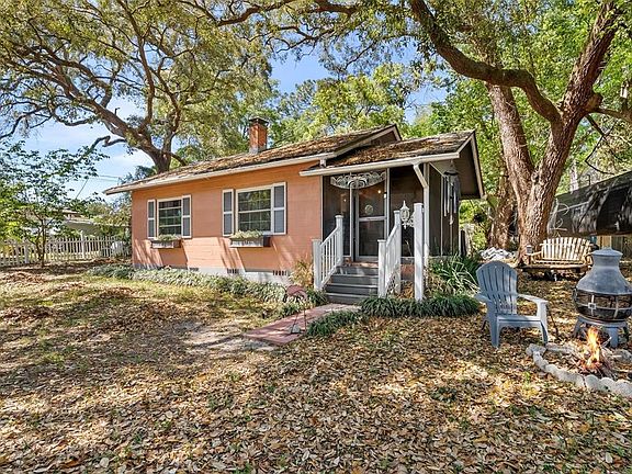 3rd image of 360 SE Lakeview Dr