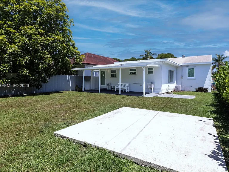 1950 SW 13th St — Photo 24