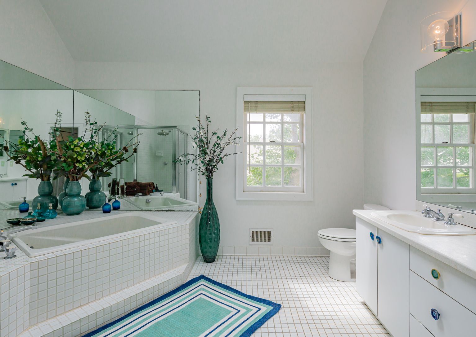 Primary en suite bathroom