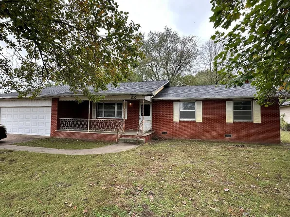 1320 Belle Air Place, Carthage, MO 64836