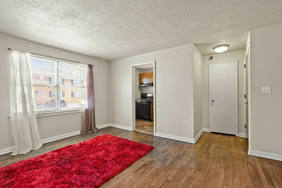 Plaza Hill Manor — Photo 4