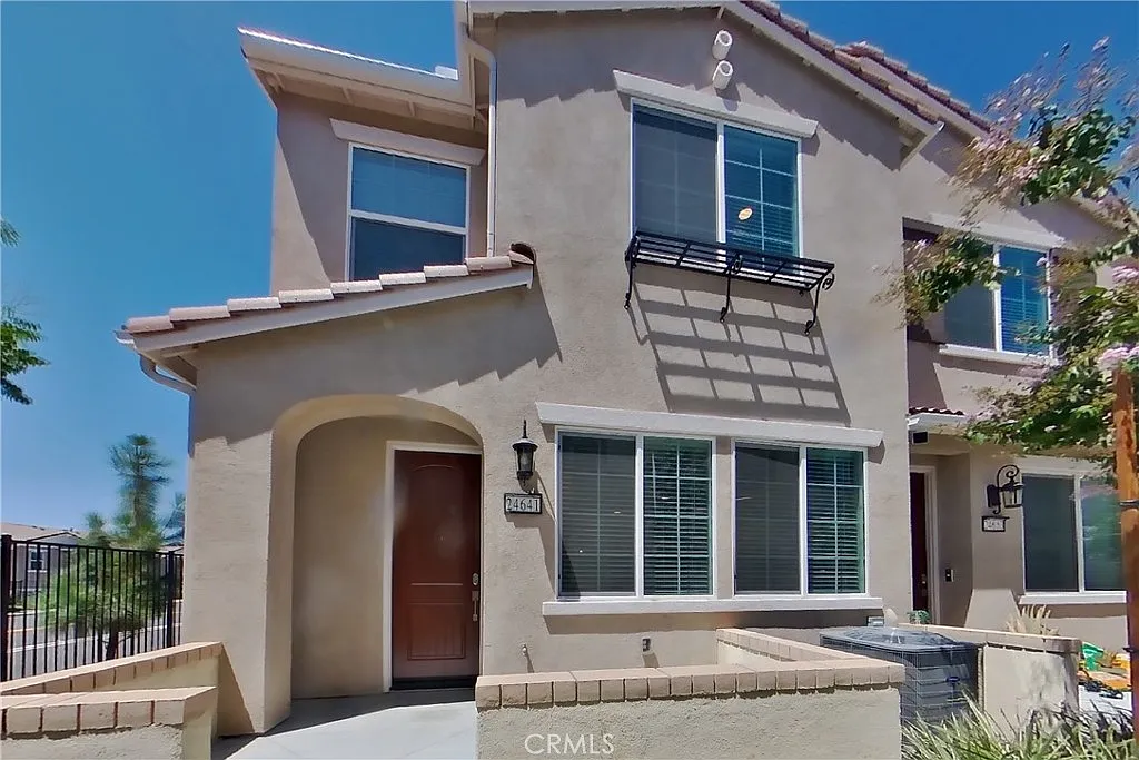 3 bed, 2.5 bath, 1361 sqft, $3,049 — Photo 1