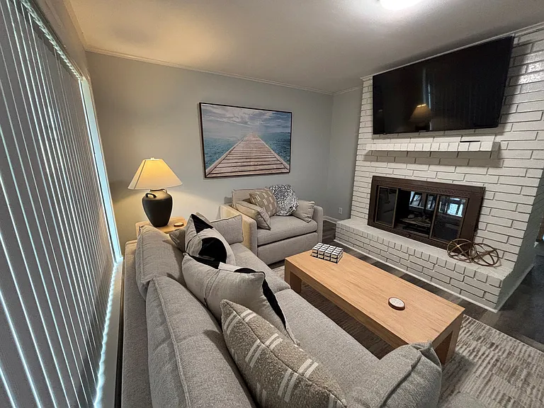 3506 Robinhood Ln — Photo 2