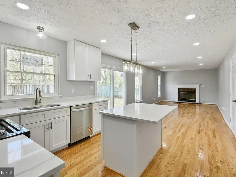7802 Shallowbrook Ct — Photo 10