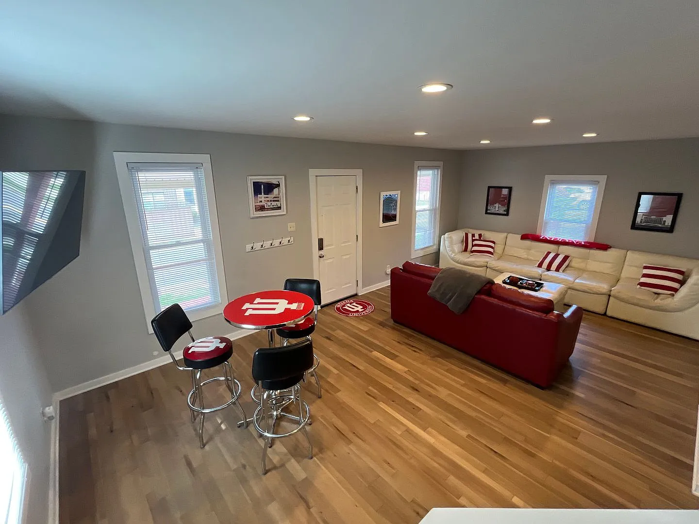 "The Porch" - Abnb, Short Term, Monthly And Long-Term Rental. Famous Iu Tailgate House — Photo 4