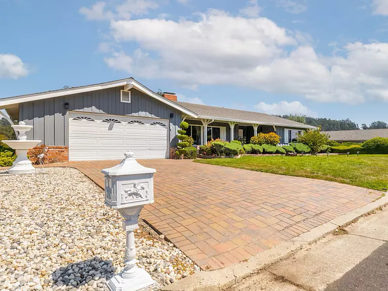 10420 Greenview Dr — Photo 1