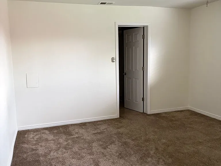 1050 Locust Pl — Photo 9