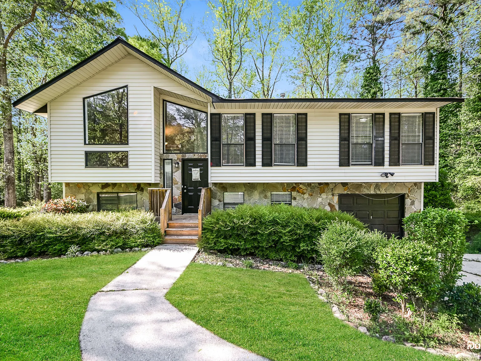 4 bed, 2.5 bath, 1978 sqft, $2,070 — Photo 1