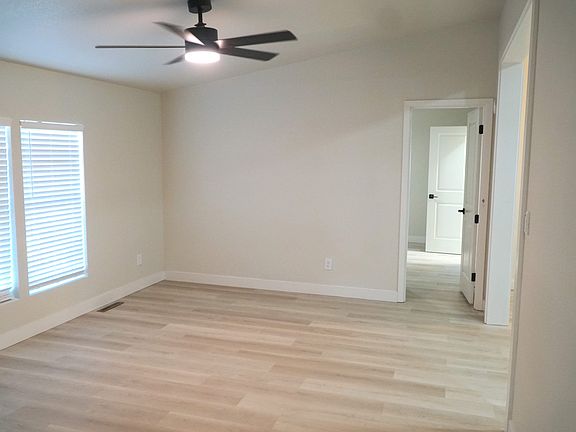 5th image of 731 N Easy St
