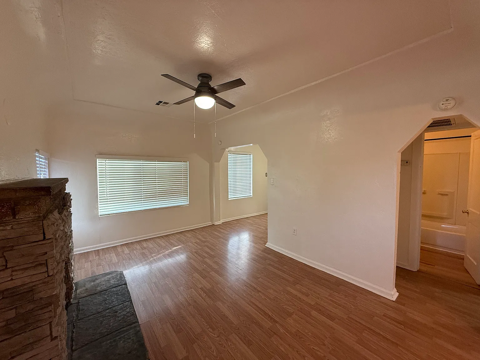 2 bed, 833 sqft, $1,550 — Photo 2