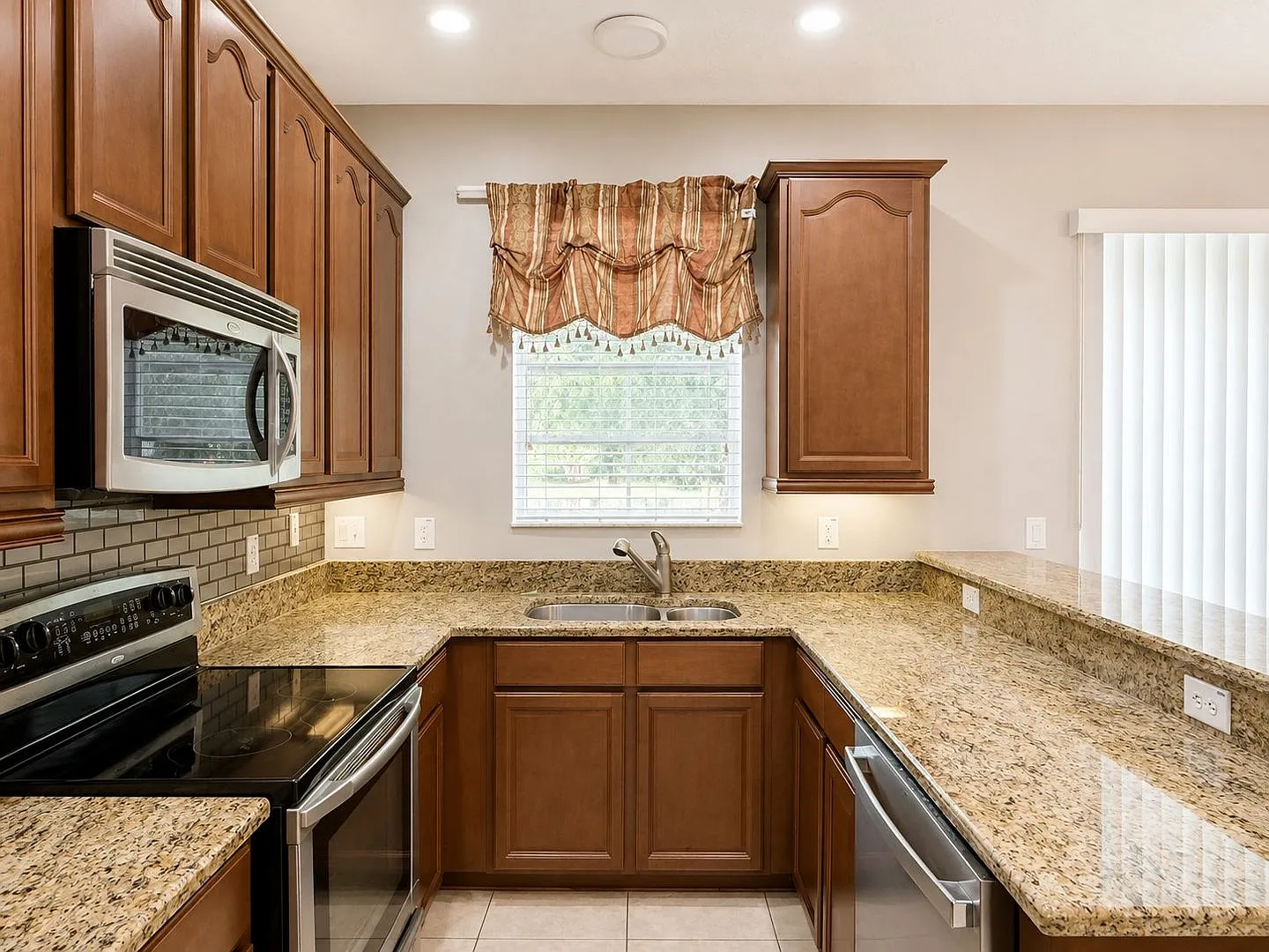 Available Now! Gate Townhouse Community In Millenia — Photo 3