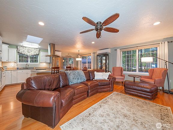 2nd image of 121 N Chinook Drive N