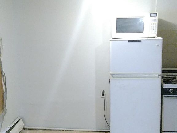 4th image of 159 Waverly St