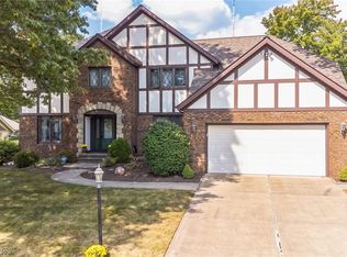 3587 Wynde Tree Dr, Seven Hills, OH 44131