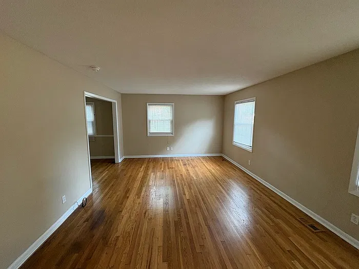 4 bed, 1.5 bath, 1930 sqft, $2,000 — Photo 2