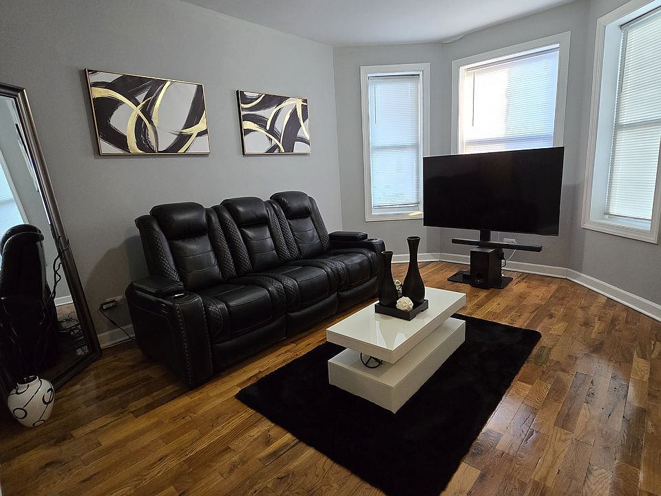 Functional living room, plenty of space and natural lighting.