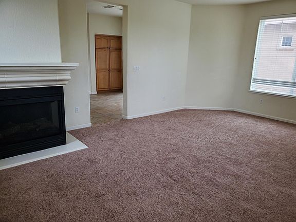 Formal Living room w/gas fireplace