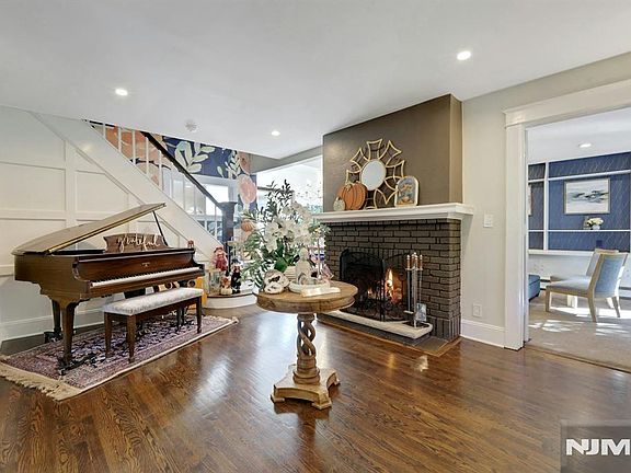5th image of 615 Sylvan Place