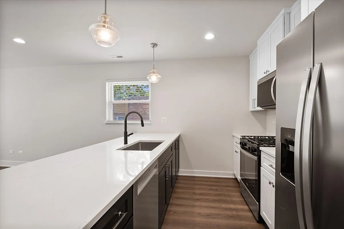 3 bed, $2,995 — Photo 4