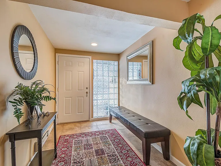 261 Robert Dr — Photo 4