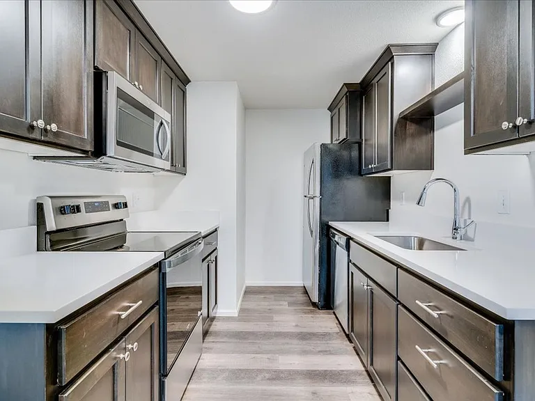 Barclay Square Where Convenience Meets Community Up to 1-Month Free! — Photo 23