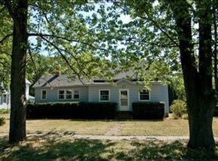 802 N Elm St, Three Oaks, MI 49128