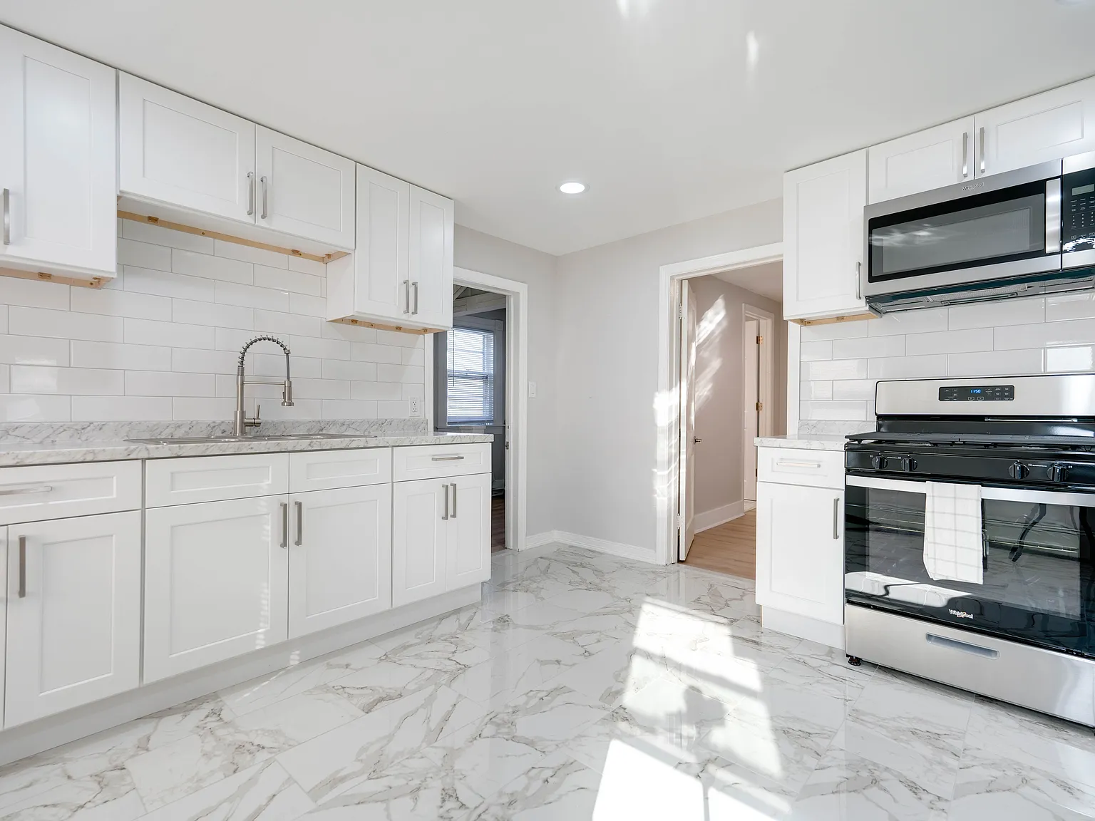 2 bed, 1.0 bath, 900 sqft, $1,600 — Photo 2