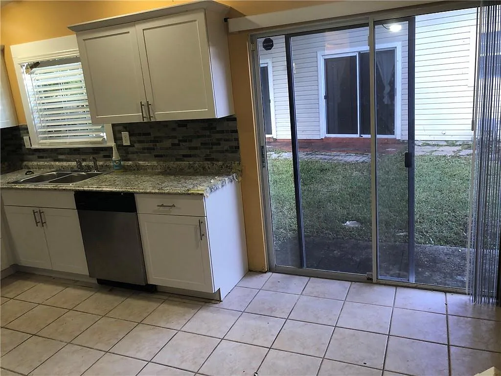 3 bed, 1218 sqft, $2,400 — Photo 3