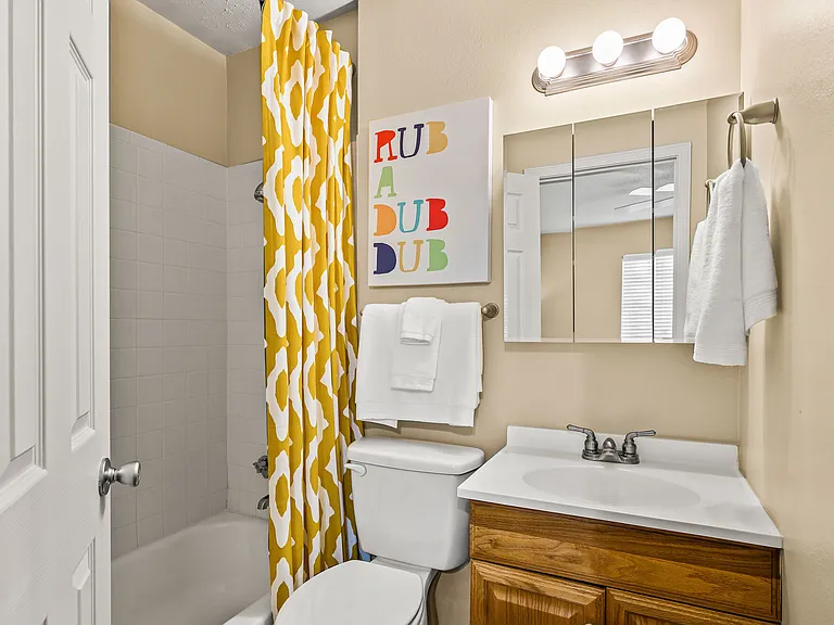 Colonial Plaza Apartments — Photo 6