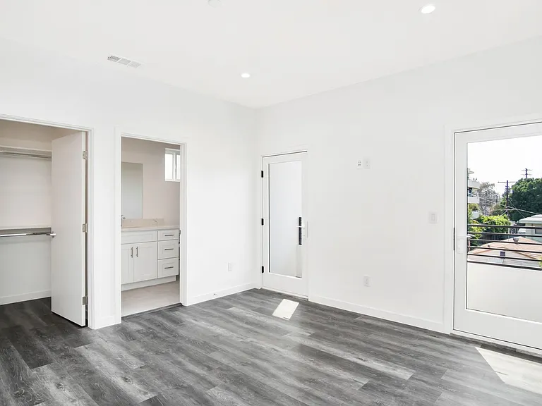 10926 1/2 Hesby St — Photo 7