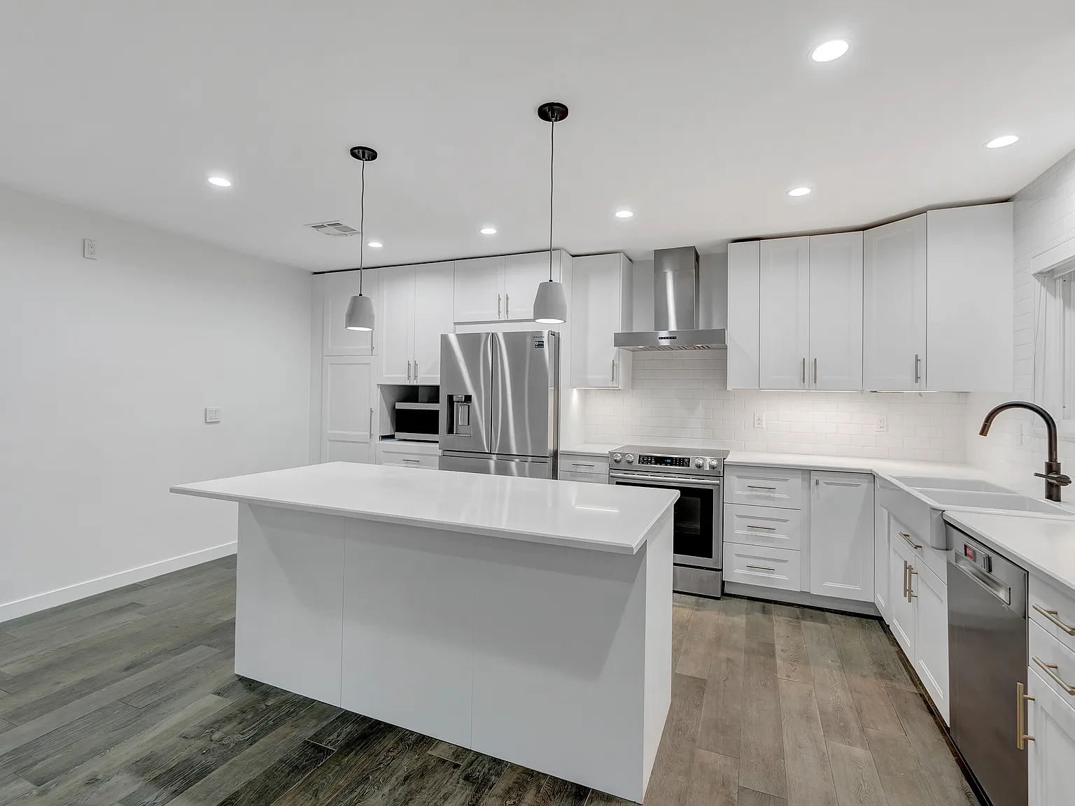 887 Victor Ave — Photo 4