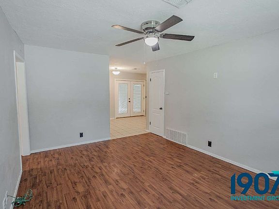 5th image of 1618 Village Dr