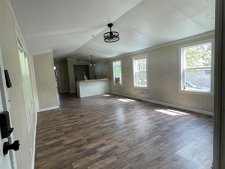 433 Capricorn Dr — Photo 6