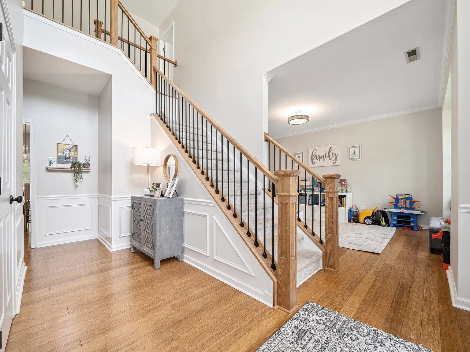 4 bed, 2.5 bath, 2425 sqft, $3,400 — Photo 4