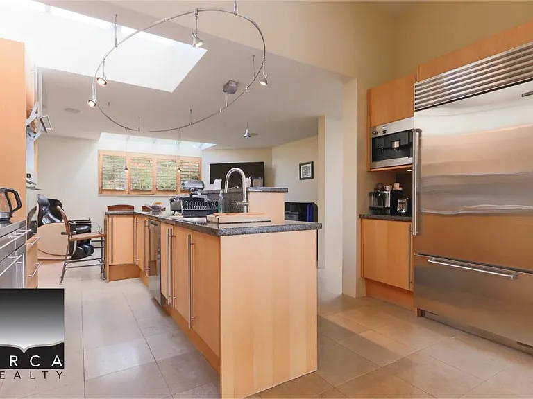 5060 Pinetree Cres — Photo 4