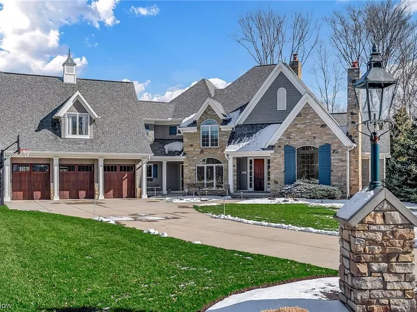 9485 Glen Dr, Brecksville, OH 44141