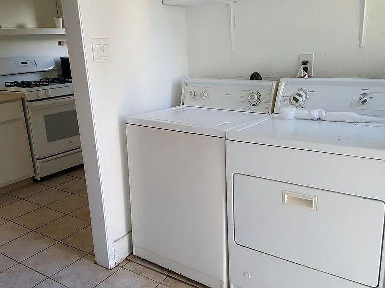 203 E Elm St — Photo 11