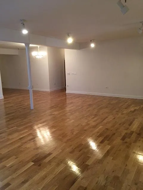 5 bed, 2500 sqft, $4,930 — Photo 2