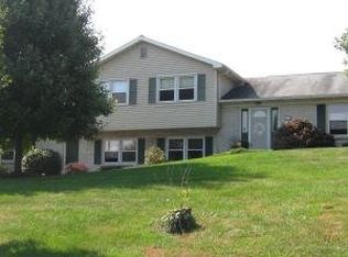 100 Rembrandt Dr, Lancaster, PA 17603