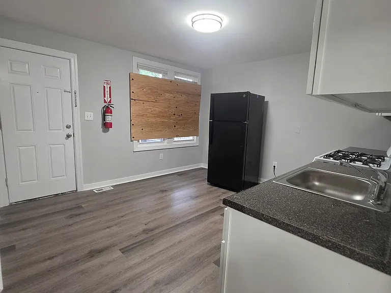 8 Graham Ave — Photo 2