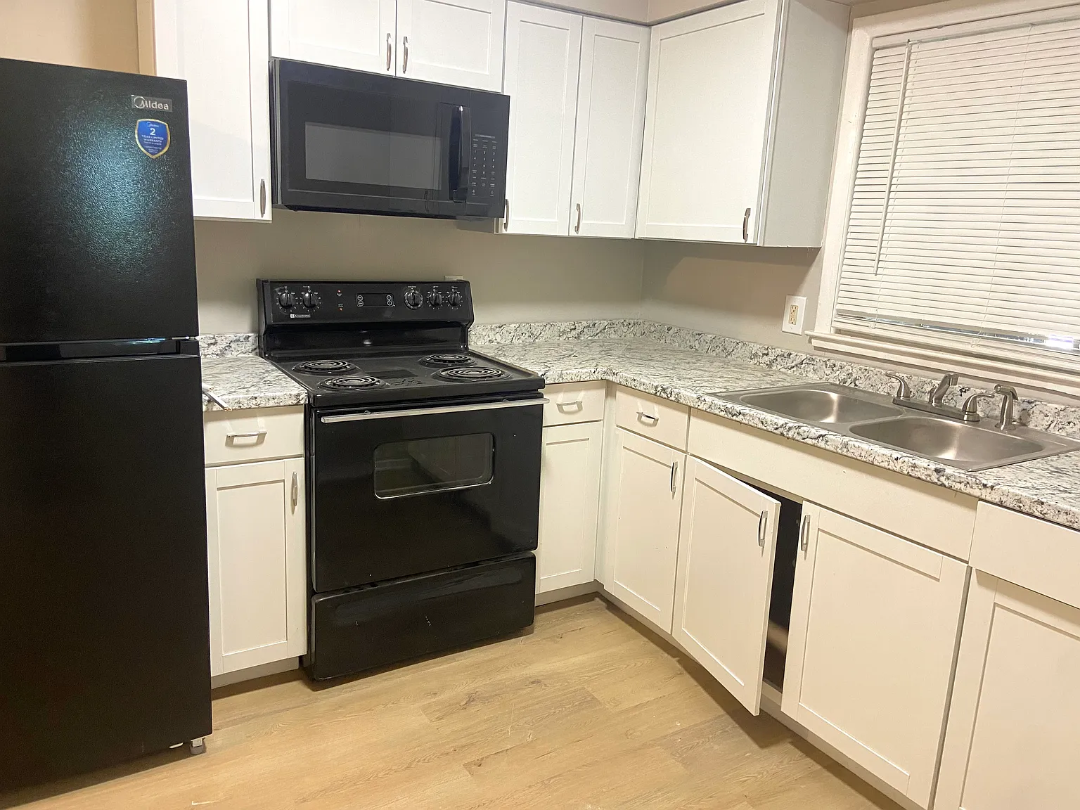 2 bed, 836 sqft, $1,350 — Photo 4