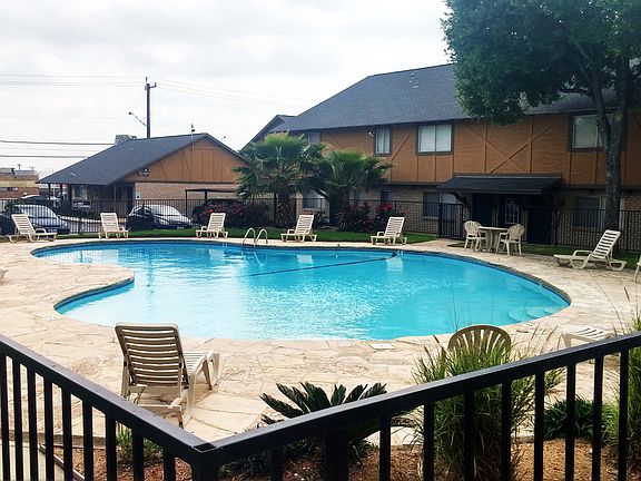 2nd image of 2447 Harry Wurzbach Rd APT 215E
