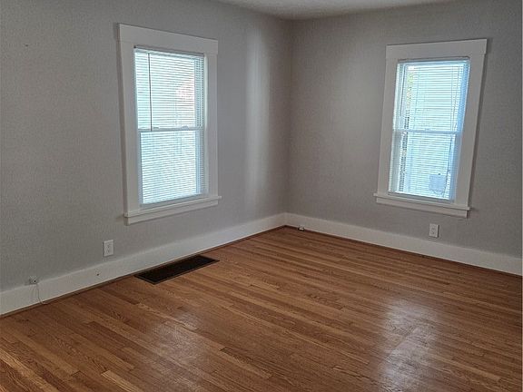 3rd image of 227 W Ivy St