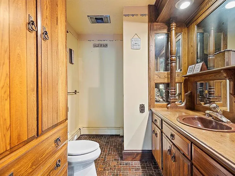 1st floor bathroom (with shower)
