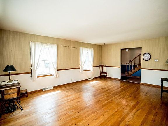 5th image of 414 Stafford Dr