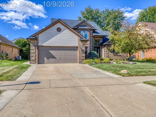 51541 Pinewood Dr, Macomb, MI 48042